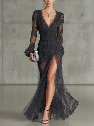 Éloise™ | Robe longue transparente à fronces en dentelle, manches longues et fente