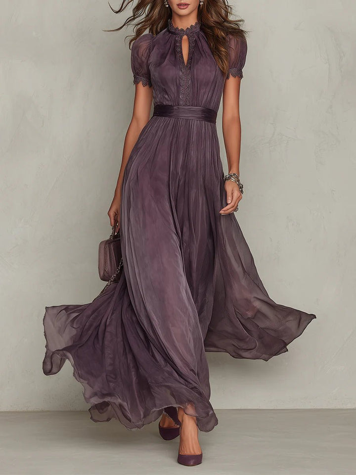 Valentine™ | Robe longue à encolure en trou de serrure, bordée de dentelle en mousseline