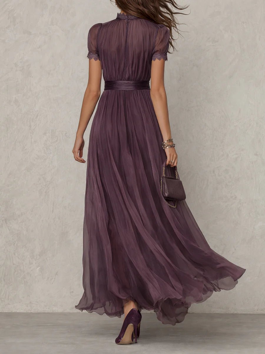 Valentine™ | Robe longue à encolure en trou de serrure, bordée de dentelle en mousseline