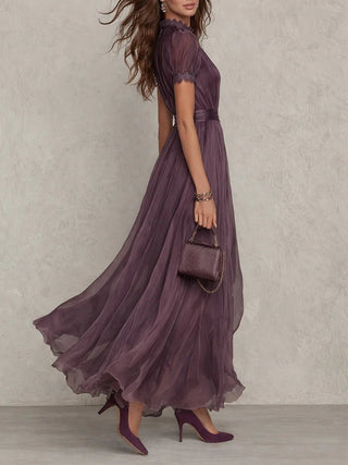 Valentine™ | Robe longue à encolure en trou de serrure, bordée de dentelle en mousseline