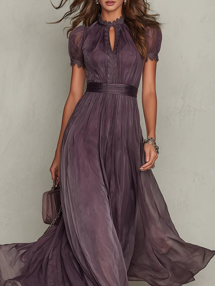 Valentine™ | Robe longue à encolure en trou de serrure, bordée de dentelle en mousseline